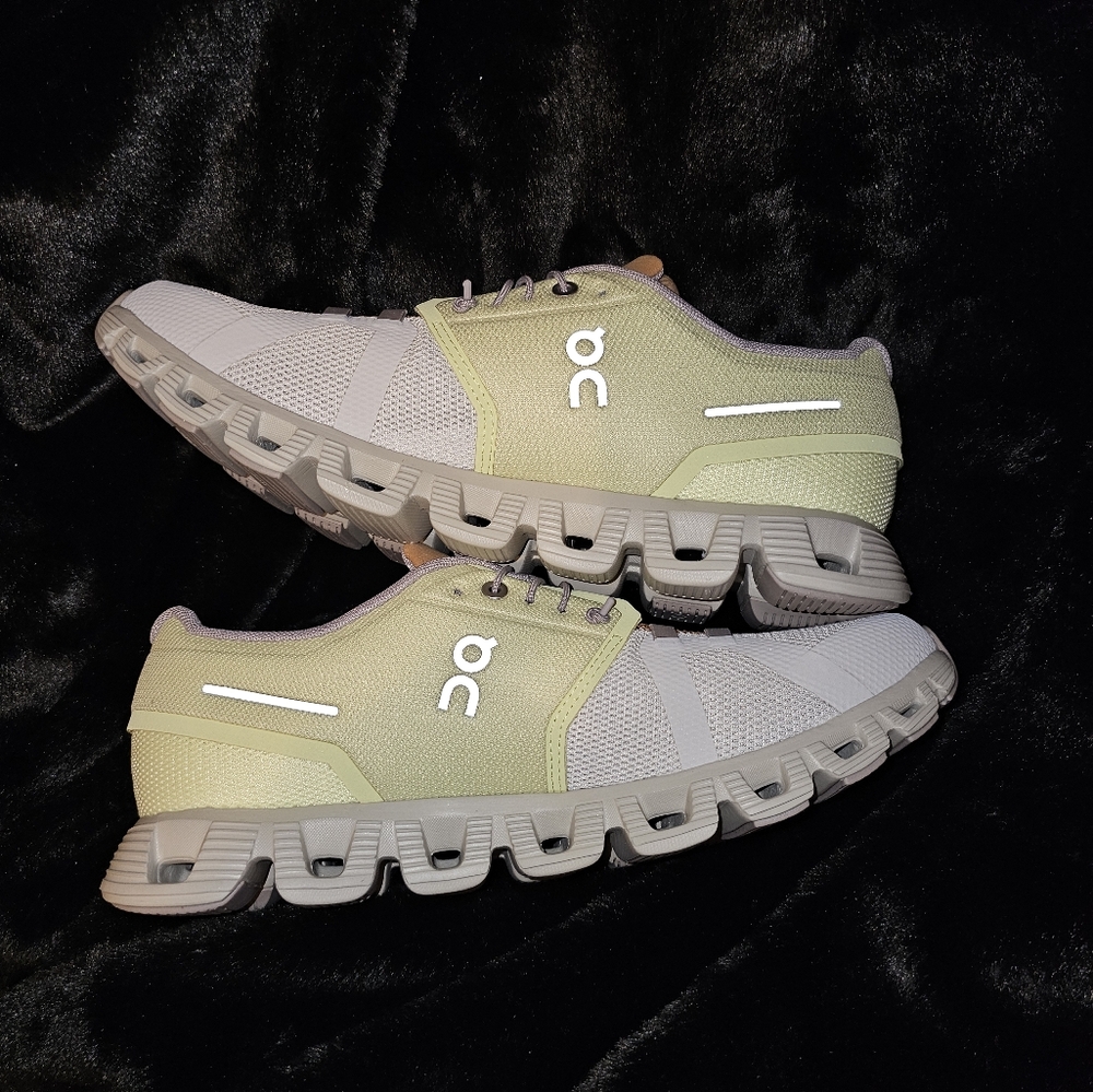 Size 11w- 25. On cloud 5 hay ice